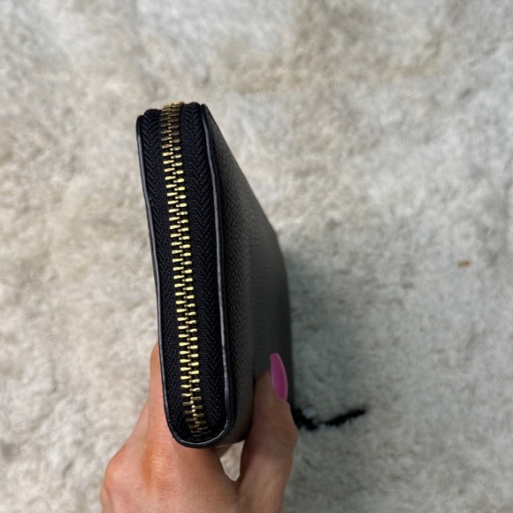 Tory Burch Black Pebbled Leather Britten Zip Wallet - Picture 3 of 11